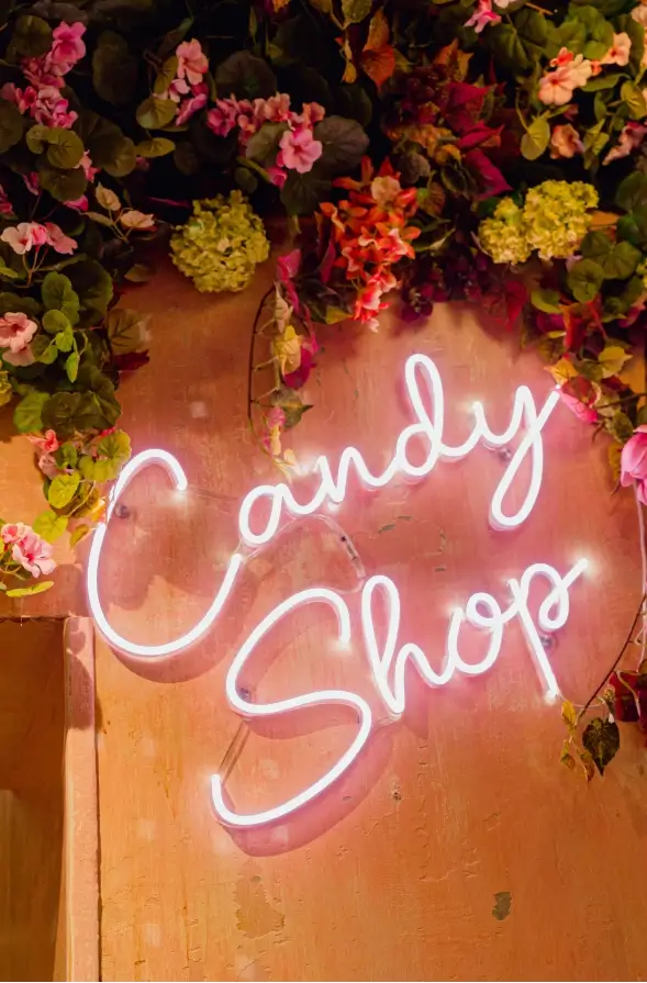 Close-Up sur un néon au mur du restaurant, où l'on peut lire : Candy Shop
