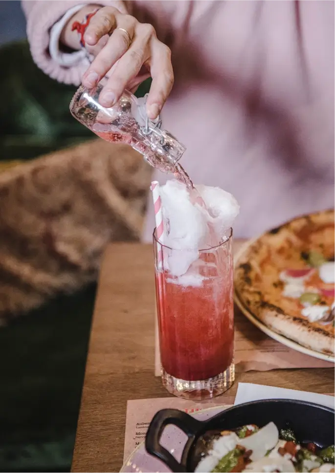 Service d'un cocktail a la barbe a papa