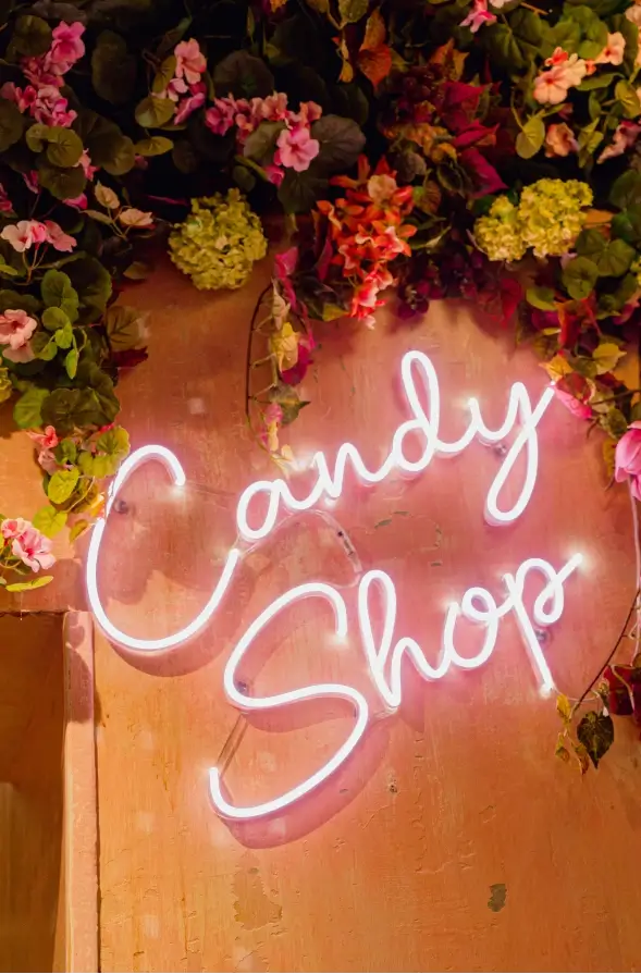 Close-Up sur un neon au mur du restaurant, ou l'on peut lire : Candy Shop
